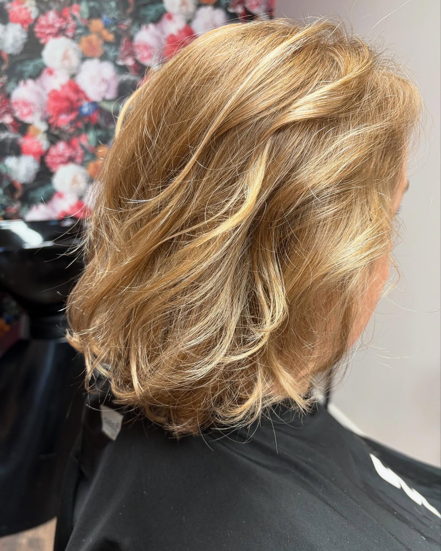 Blonde highlights in een bob, voor de rozenwand in de salon