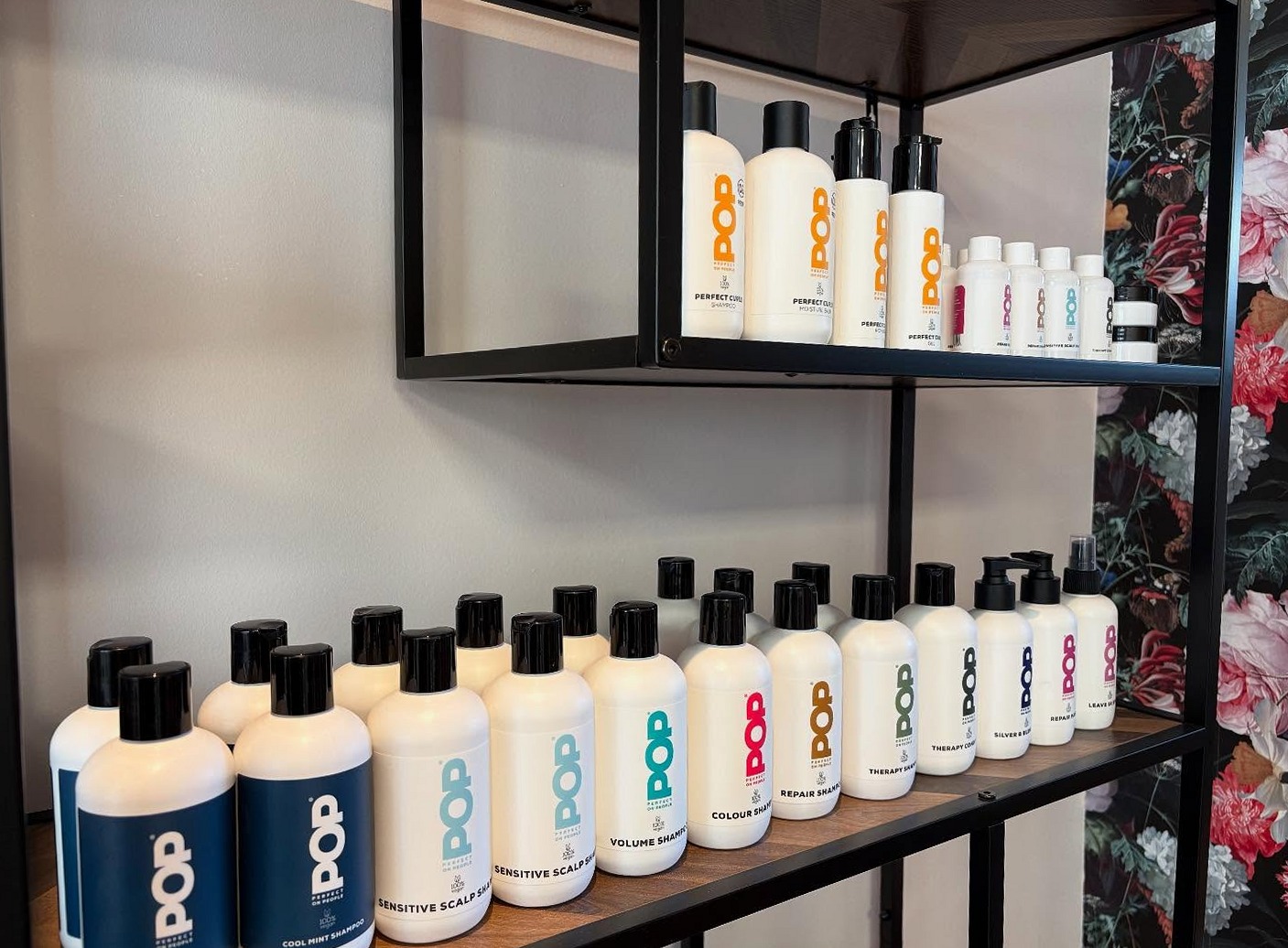 Het rek met POP-producten voor de rozenwand in de salon