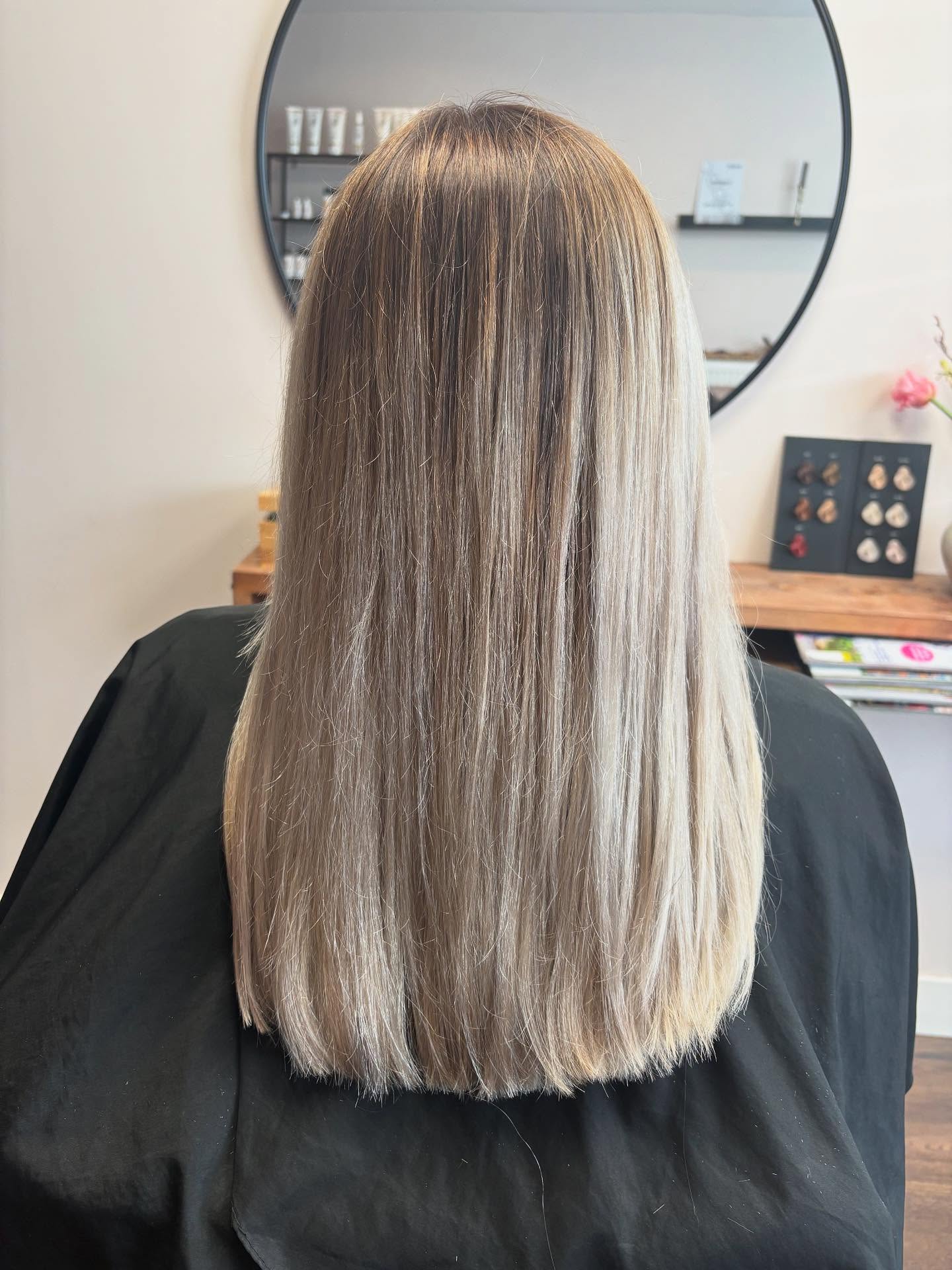 Na: koel, egaal blond met recht geknipte punten