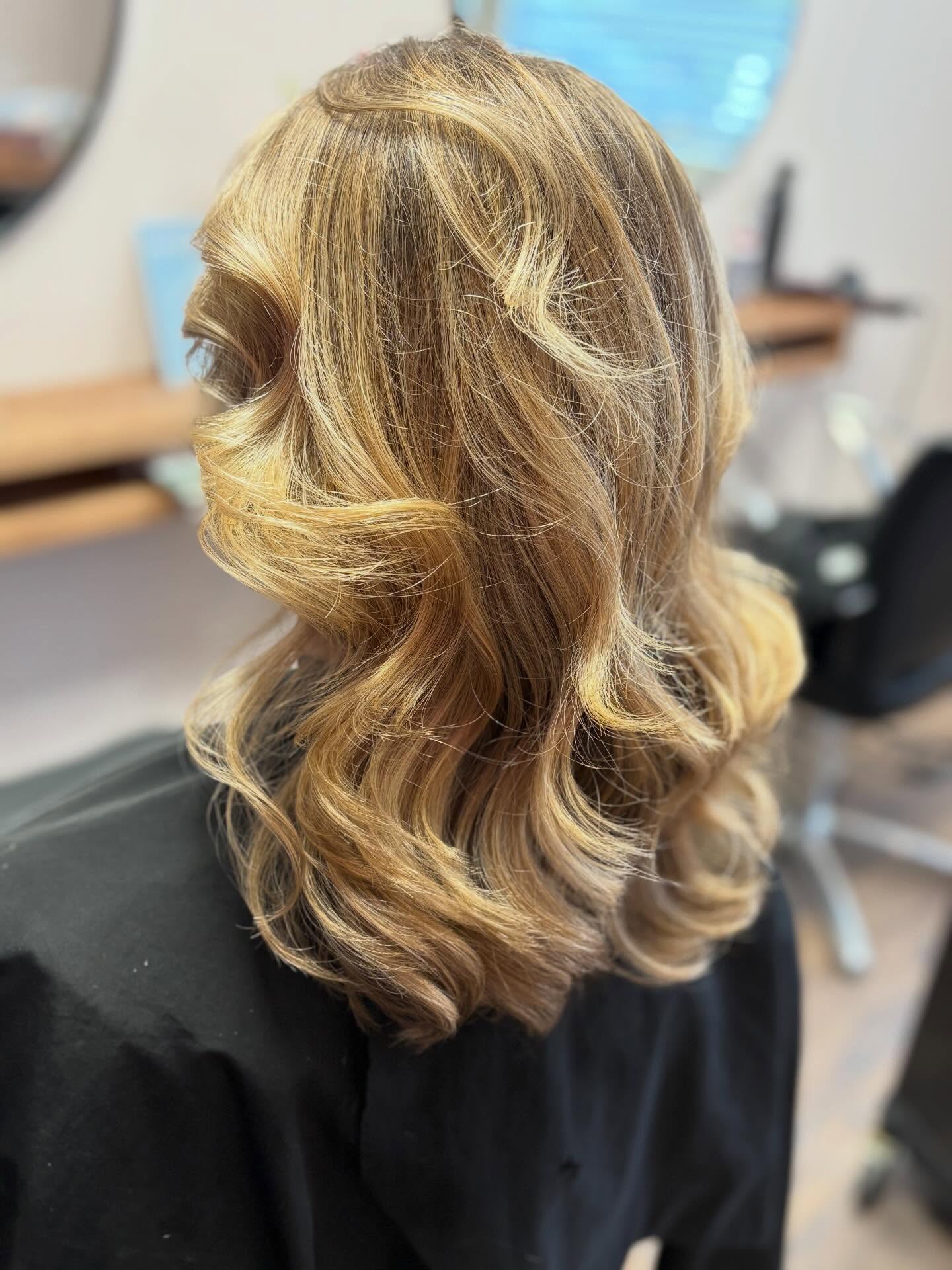 Goudblonde slagen, net klaar in de salon